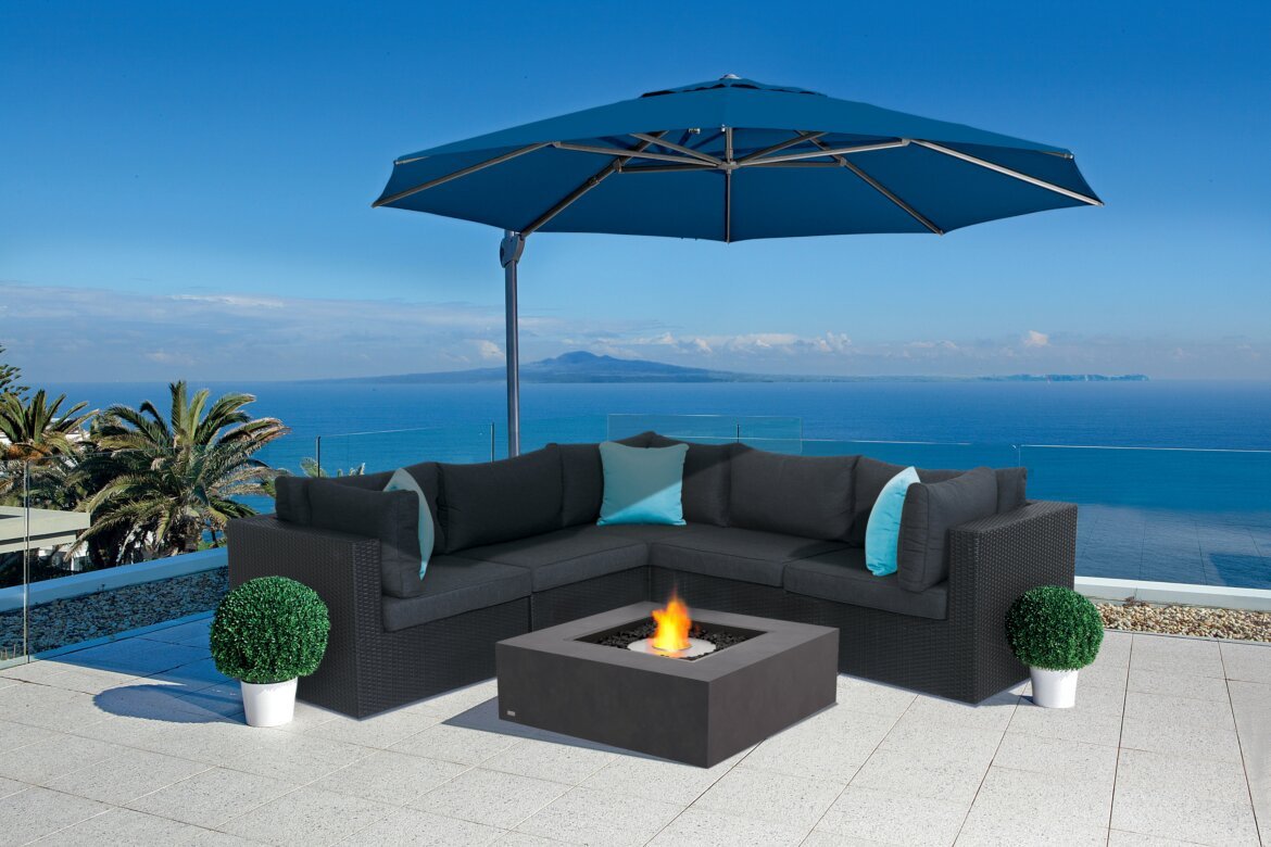 Mode_ _peacock_blue_umbrella_ _blue_cushions_2019 SS.jpg